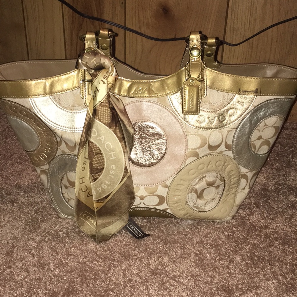 Coach hand bag ✨  EUC ( Flaws are pictured)